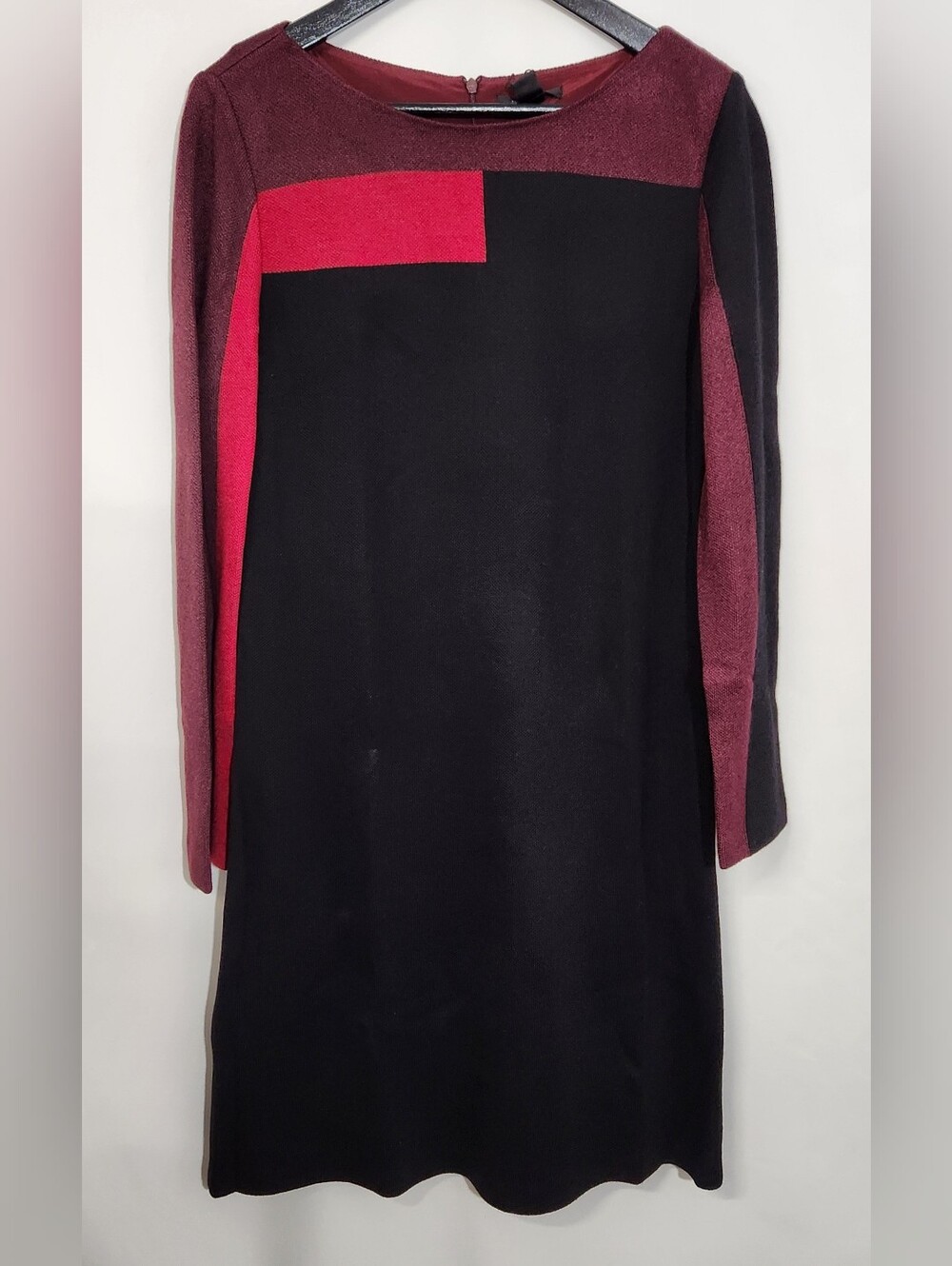 New ST. JOHN Dress NWT $1,295 Rayon Wool Shift Black Red Santana Knit Size 12
